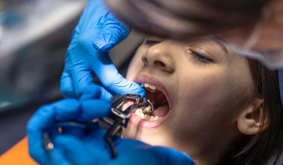 How to Decide Between Dental Implants and Dentures in Burbank |...