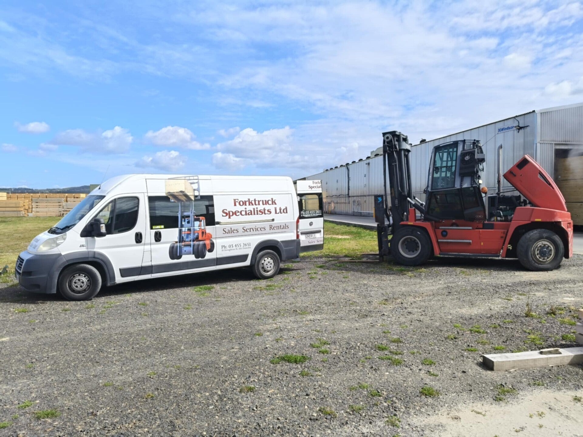 Choosing the Right Forklift Solutions for Long-Term Operational Success